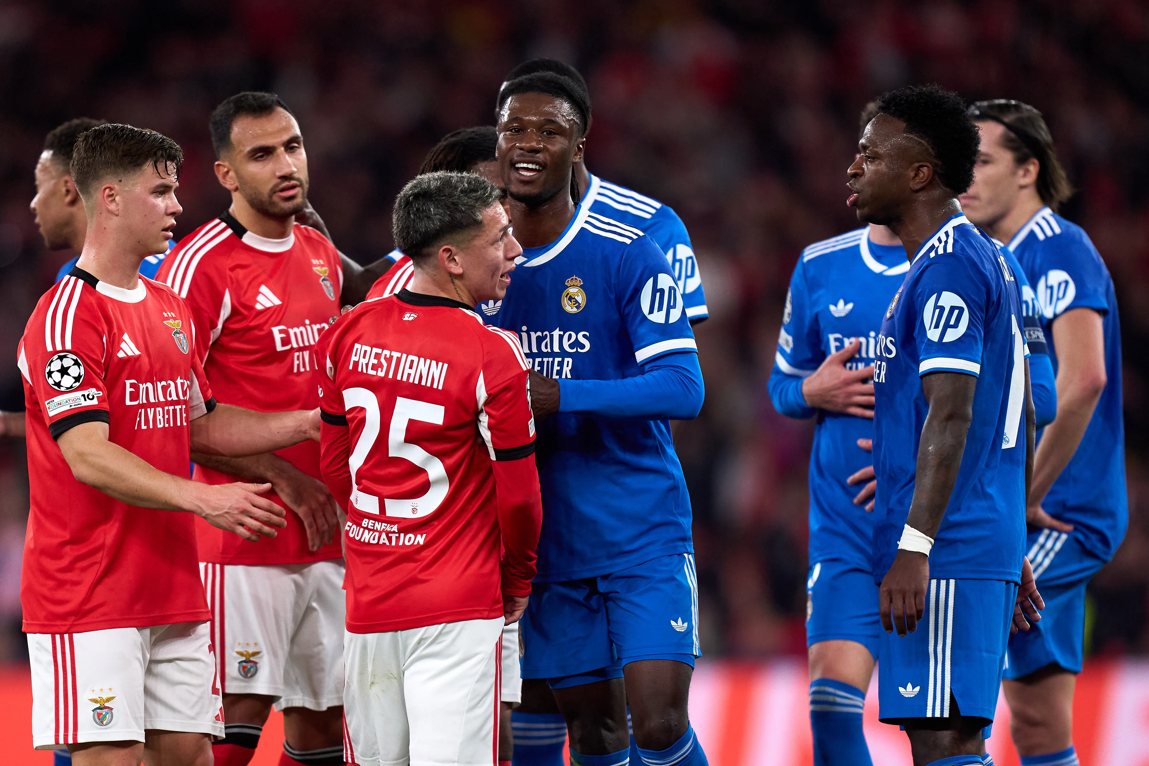 Gianluca Prestianni cruzándose con Vinícius Jr (Getty Images)