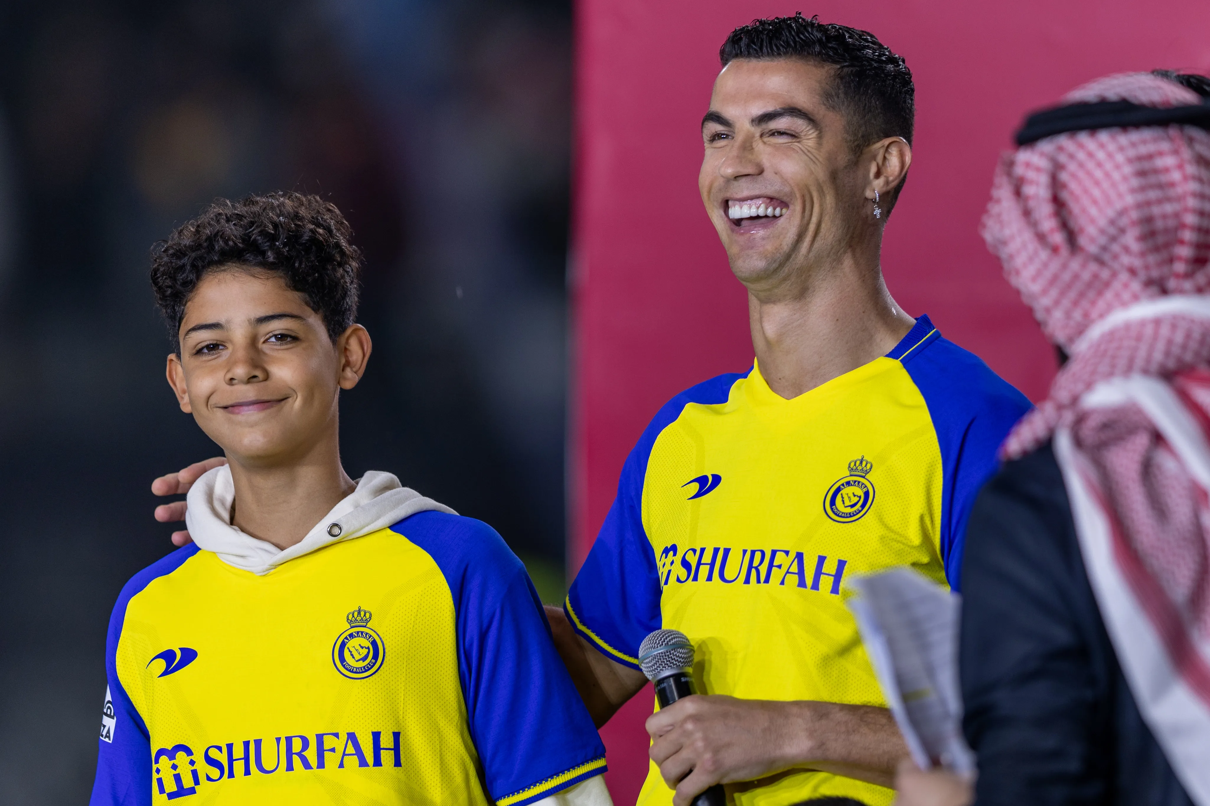 Cristiano Ronaldo con su hijo en su presentación en Al-Nassr (Getty Images)