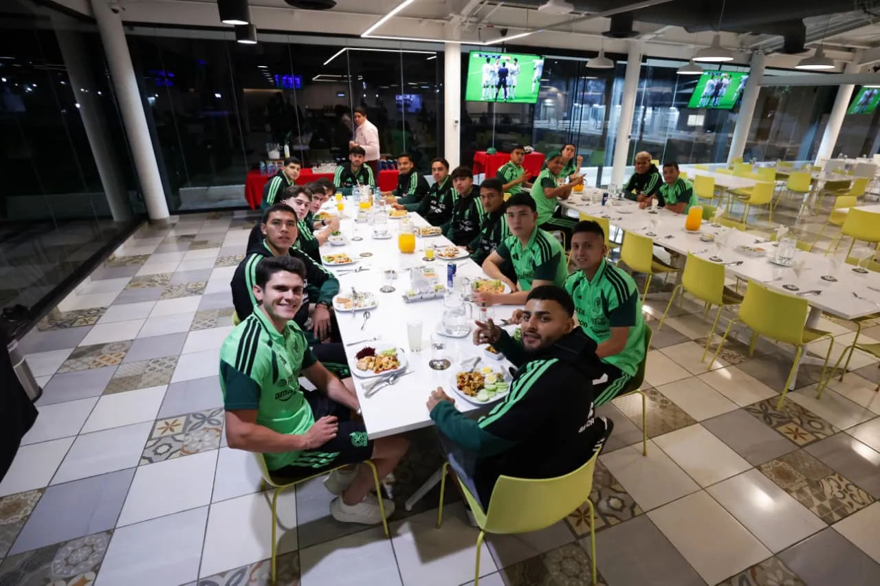 La cena de la concentración, con el partido de fondo.