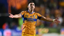 Jesús Angulo celebra uno de los goles de Tigres UANL sobre Chivas de Guadalajara.