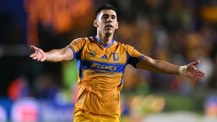 Jesús Angulo celebra uno de los goles de Tigres UANL sobre Chivas de Guadalajara.
