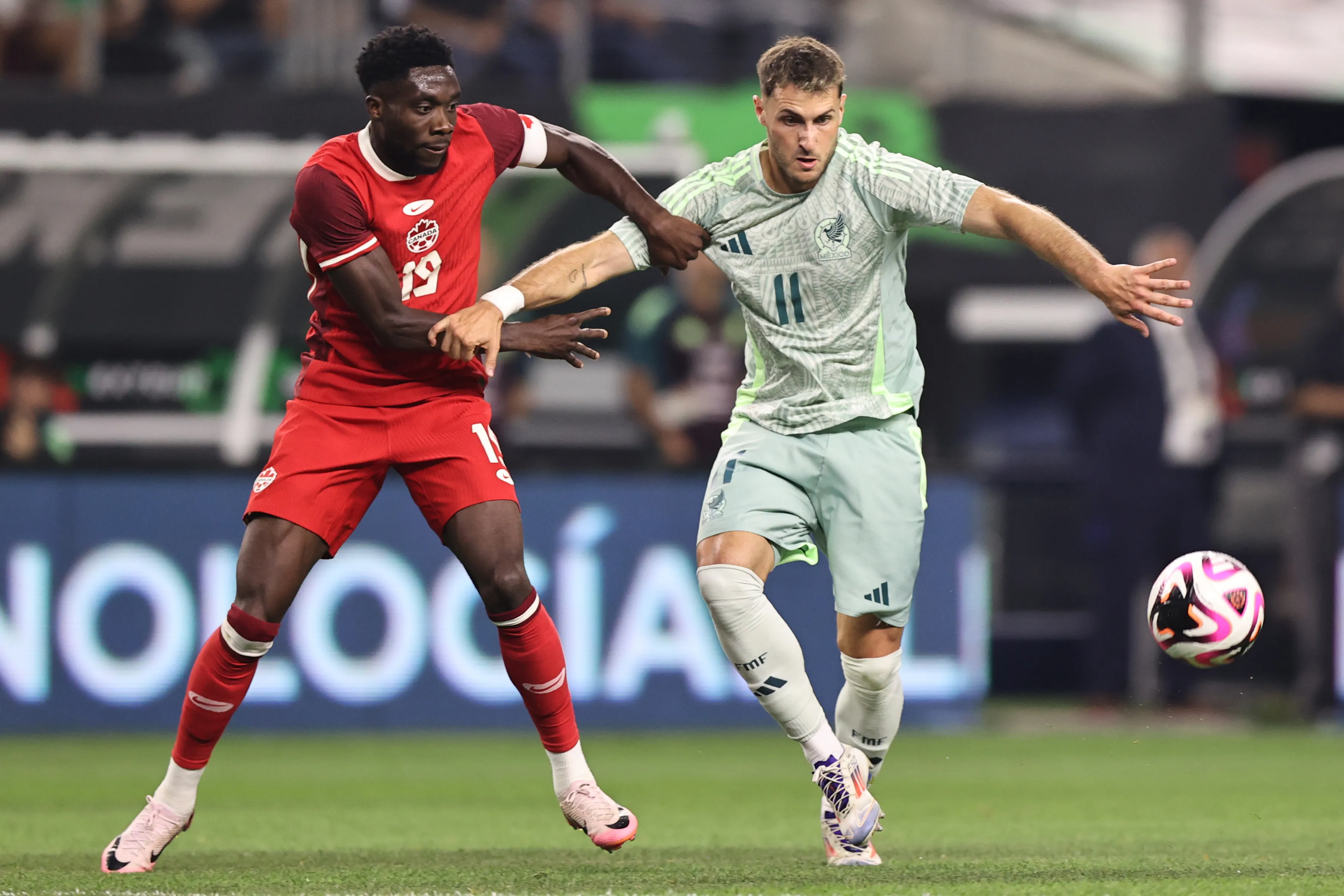 Alphonso Davies enfrentando a México en 2024 (Getty Images)