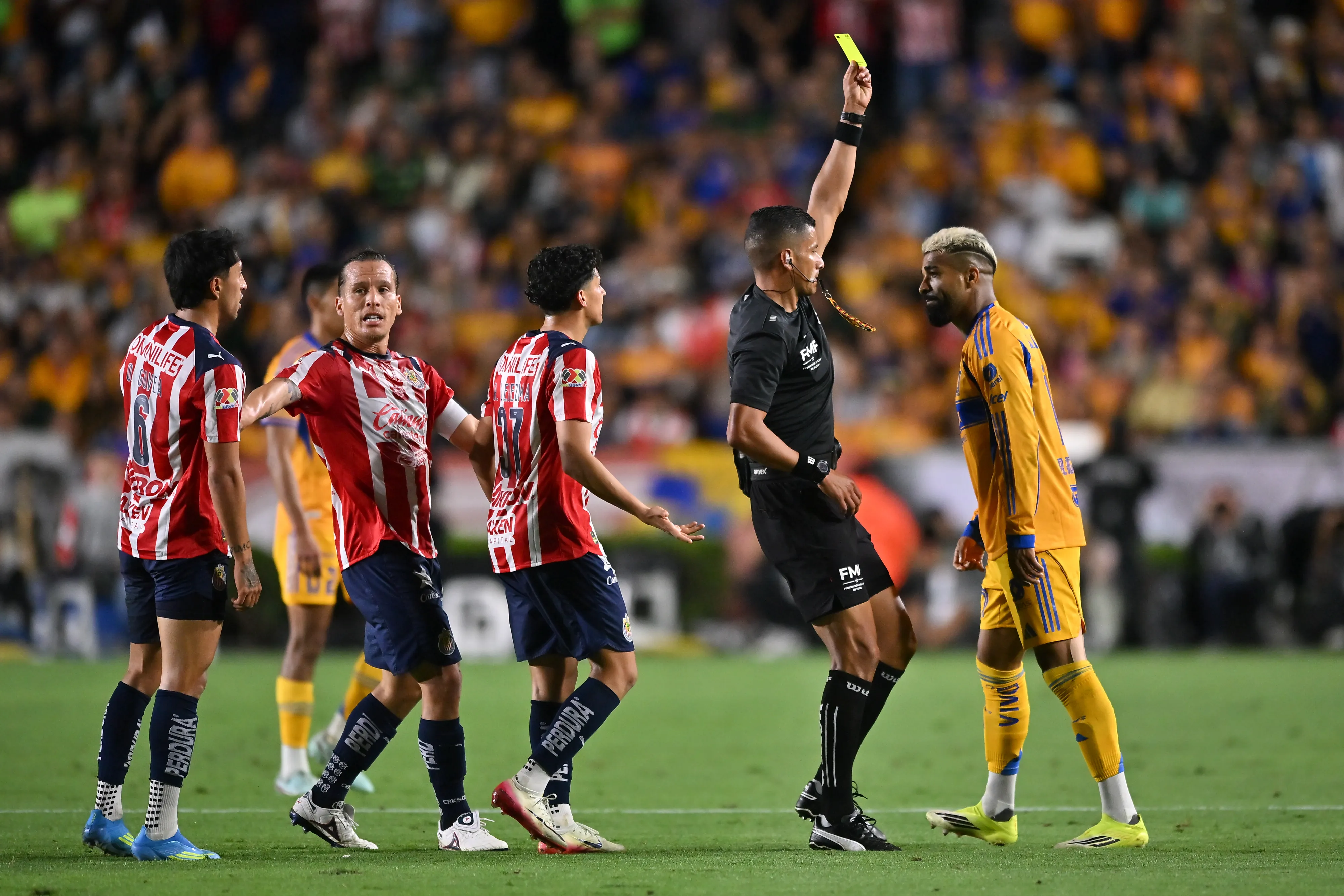Chivas y Tigres protagonizarán un duelo caliente [Foto: Getty]