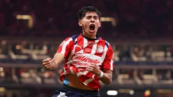 Santi Sandoval marca doblete para Chivas.