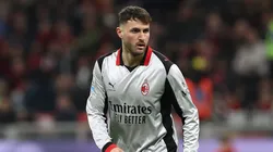 Santiago Giménez tendrá otro nombre en su playera durante el Milan vs. Atalanta por la Serie A 2025-26