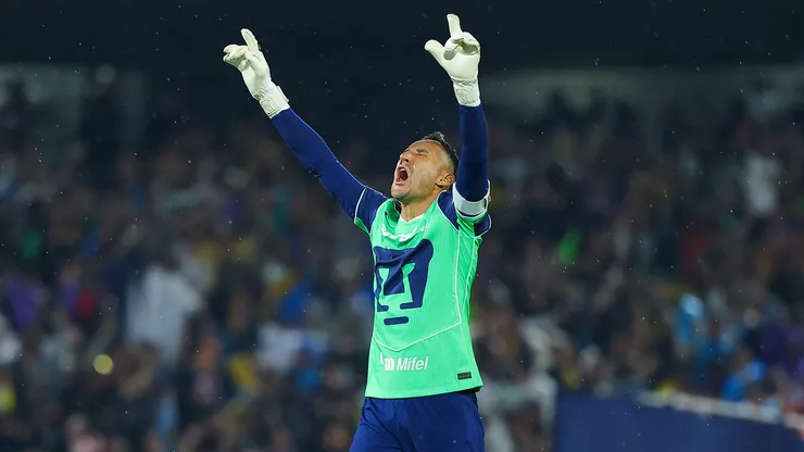Keylor Navas celebra tras la clasificación de Pumas a semifinales