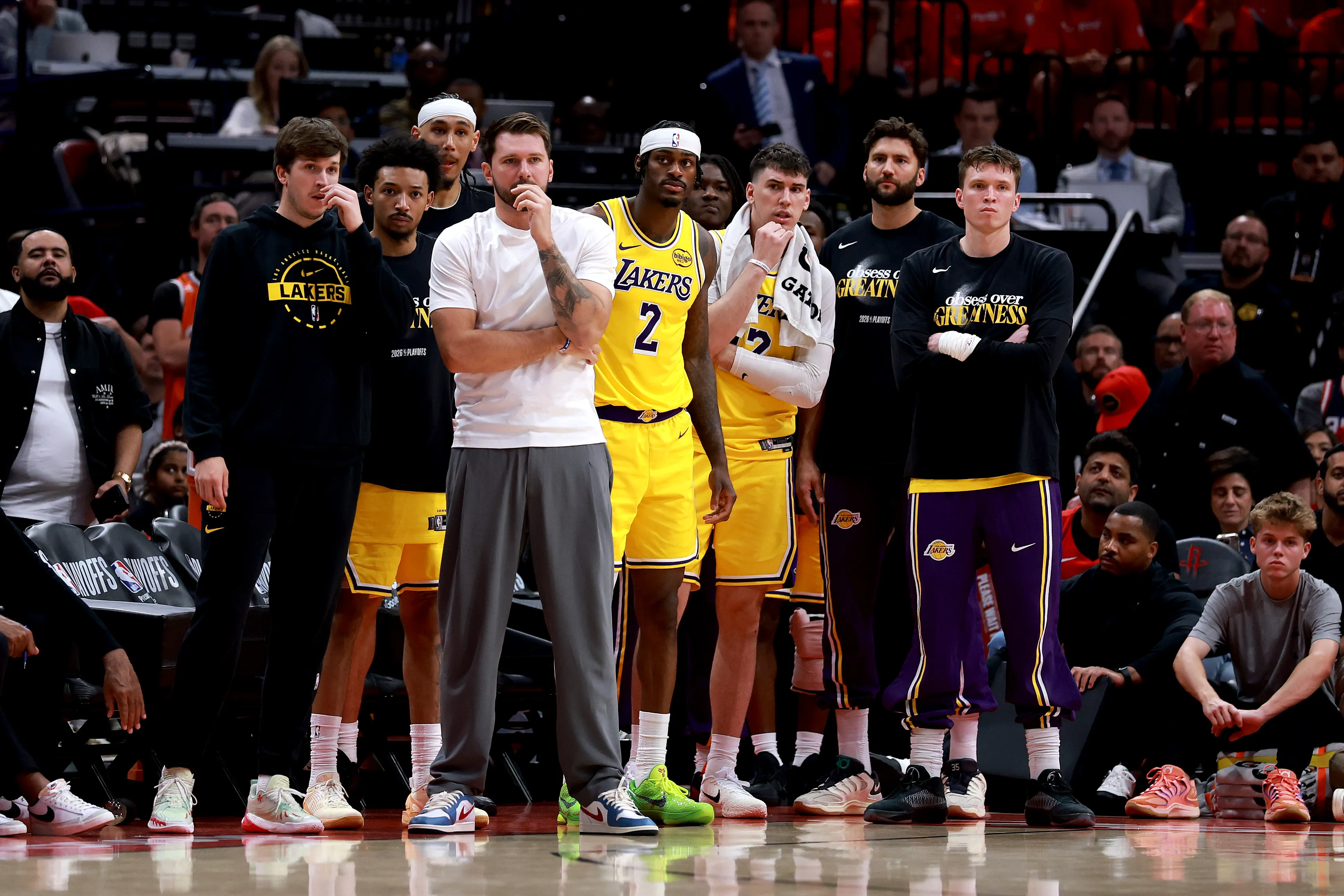 Luka Doncic, con ropa de civil, junto a sus compañeros en el banco de Lakers (Getty Images)