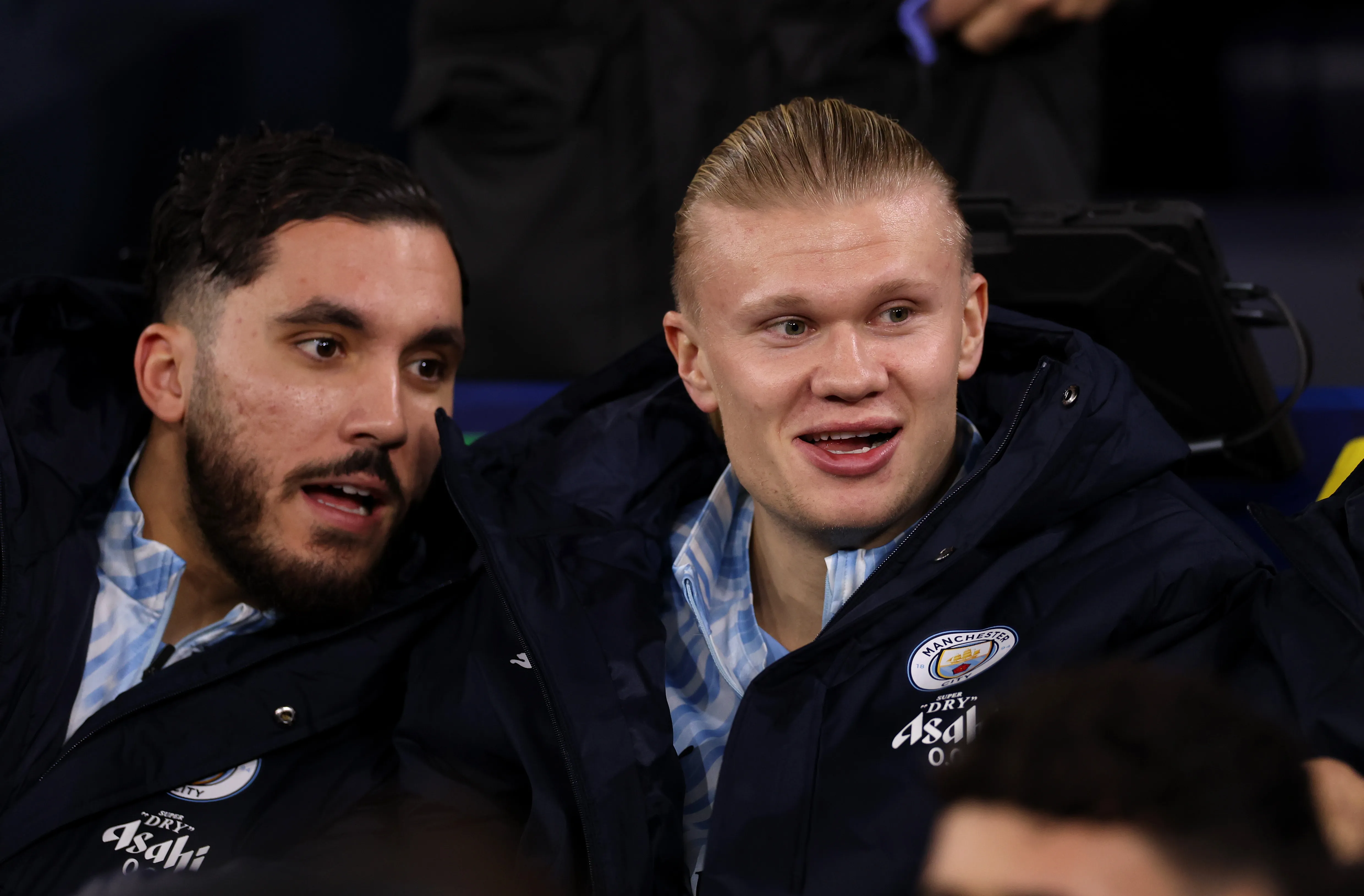 Rayan Cherki y Erling Haaland en el banco de suplentes de Manchester City (Getty Images)