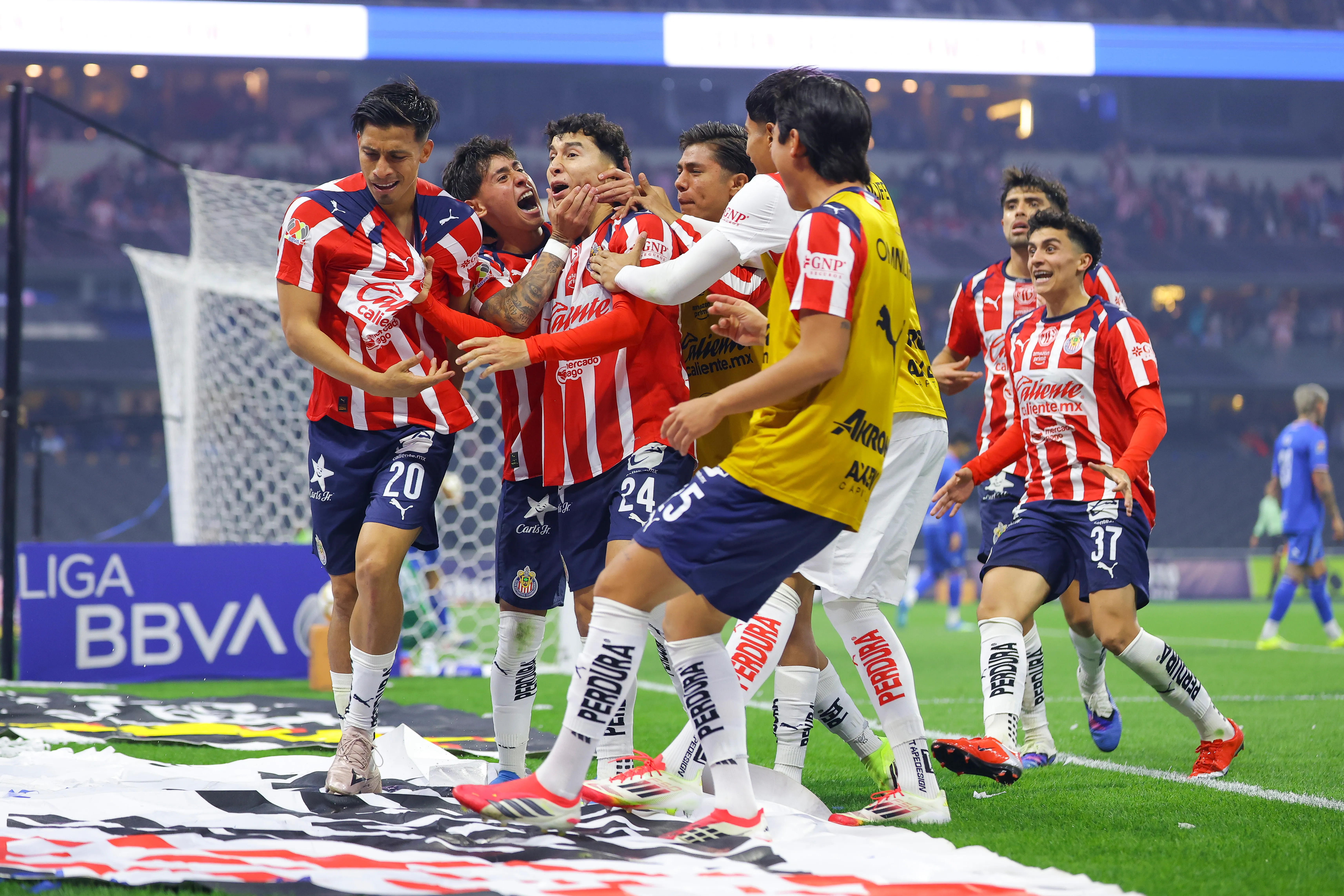 Chivas se trajo un buen empate del Azteca [Foto: Getty]