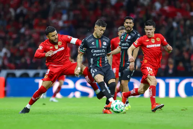 Anderson Duarte, con la del Atleti, enfrentando a Toluca [Foto: Getty]