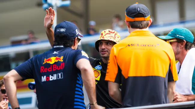Checo Perez junto a Oscar Piastri en el desfile de los pilotos del GP de Italia 2024 (Getty Images)