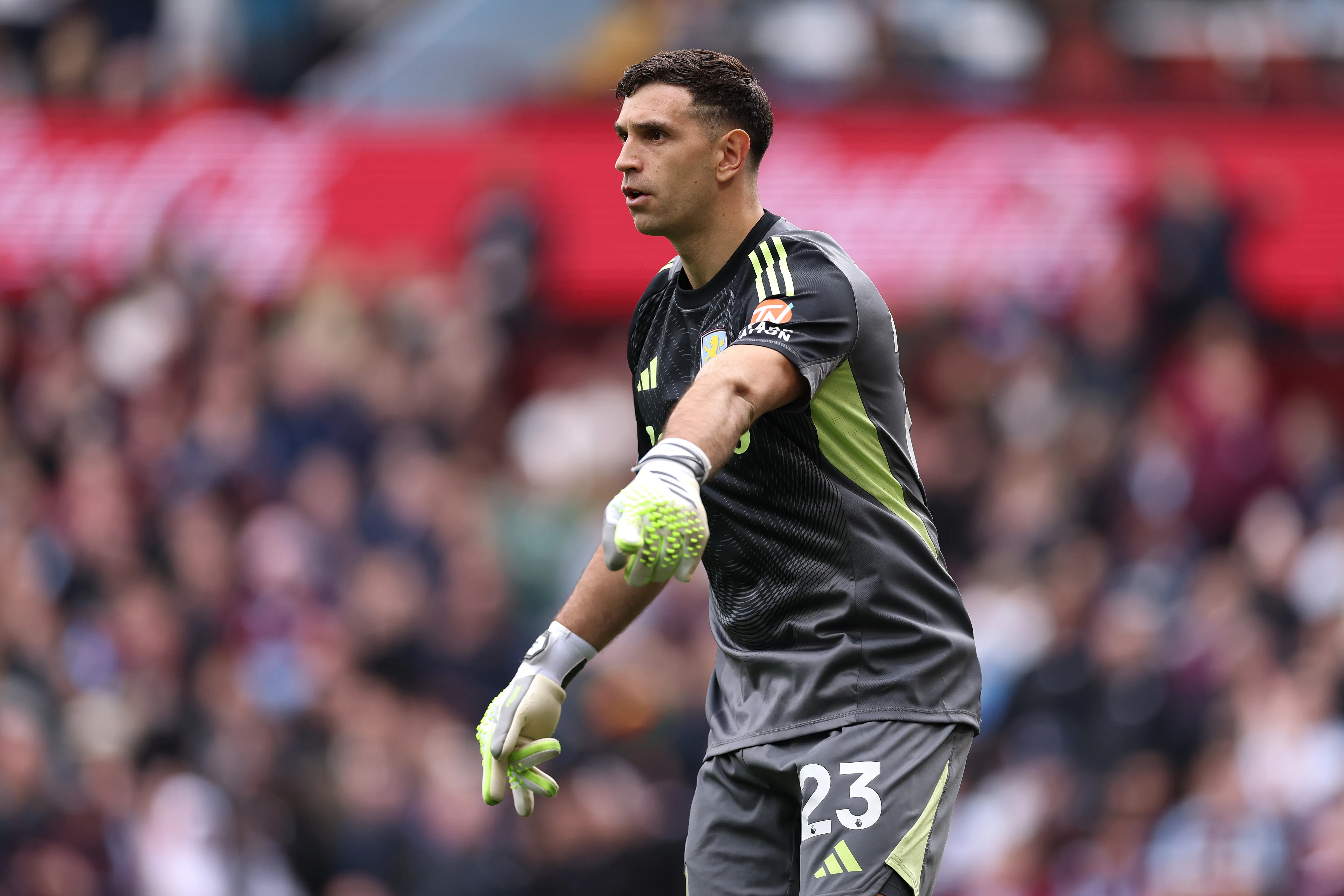 Dibu Martínez sueña con el trofeo con Aston Villa [Foto: Getty]