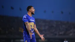 Nathan Silva tocó la copa en la previa de la final.