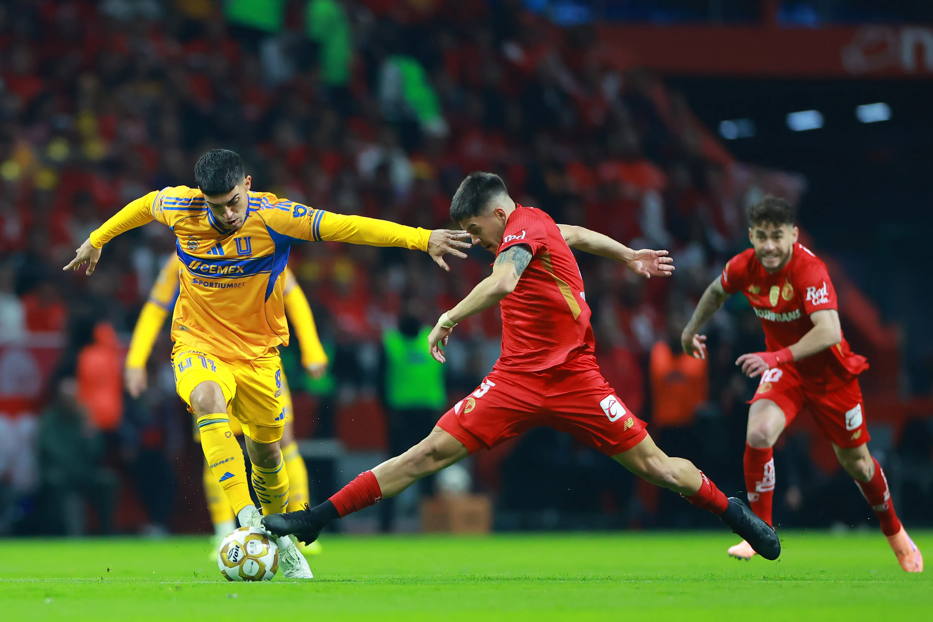 Franco Romero enfrentando a Tigres (Getty Images)