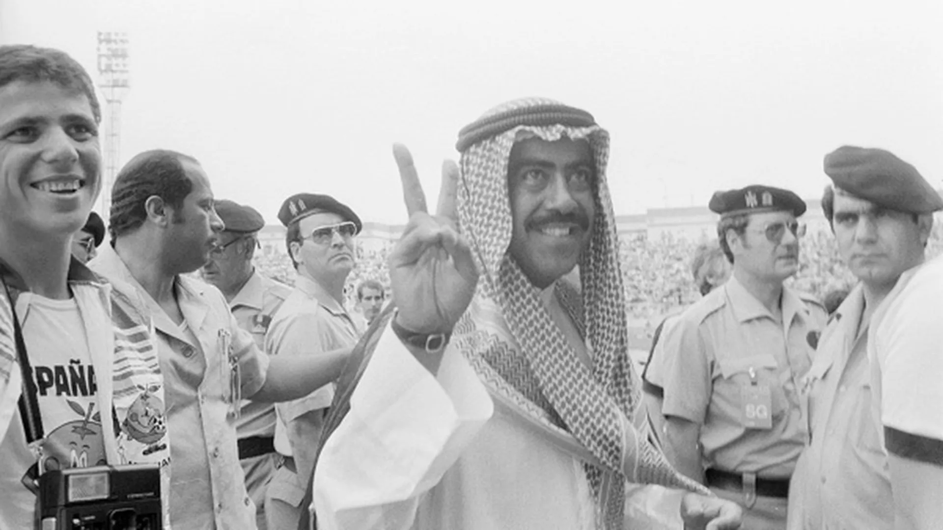 El momento en el que Fahid Al-Ahmad Al-Sabah se retiró del campo de juego tras obligar al árbitro a anular un gol. (GETTY IMAGES)