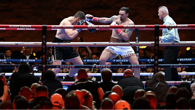 Oleksandr Usyk venció a Rico Verhoeven de manera heroica en Egipto.
