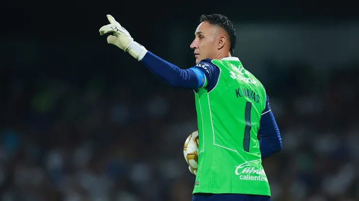 Keylor Navas le roba el gol a Agustín Palavecino