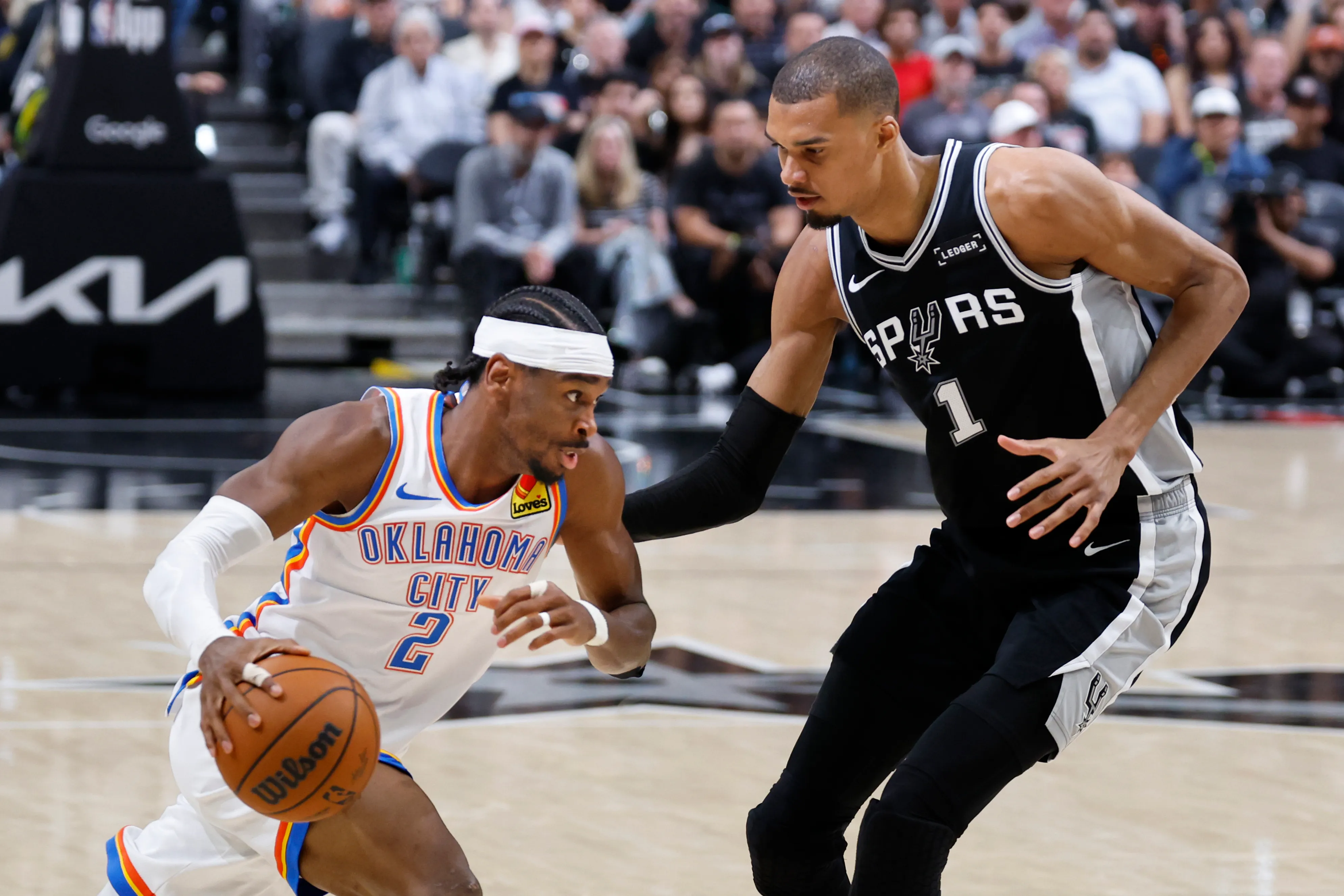 Shai Gilgeous-Alexander conduce ante la marca de Victor Wembanyama (Getty Images)