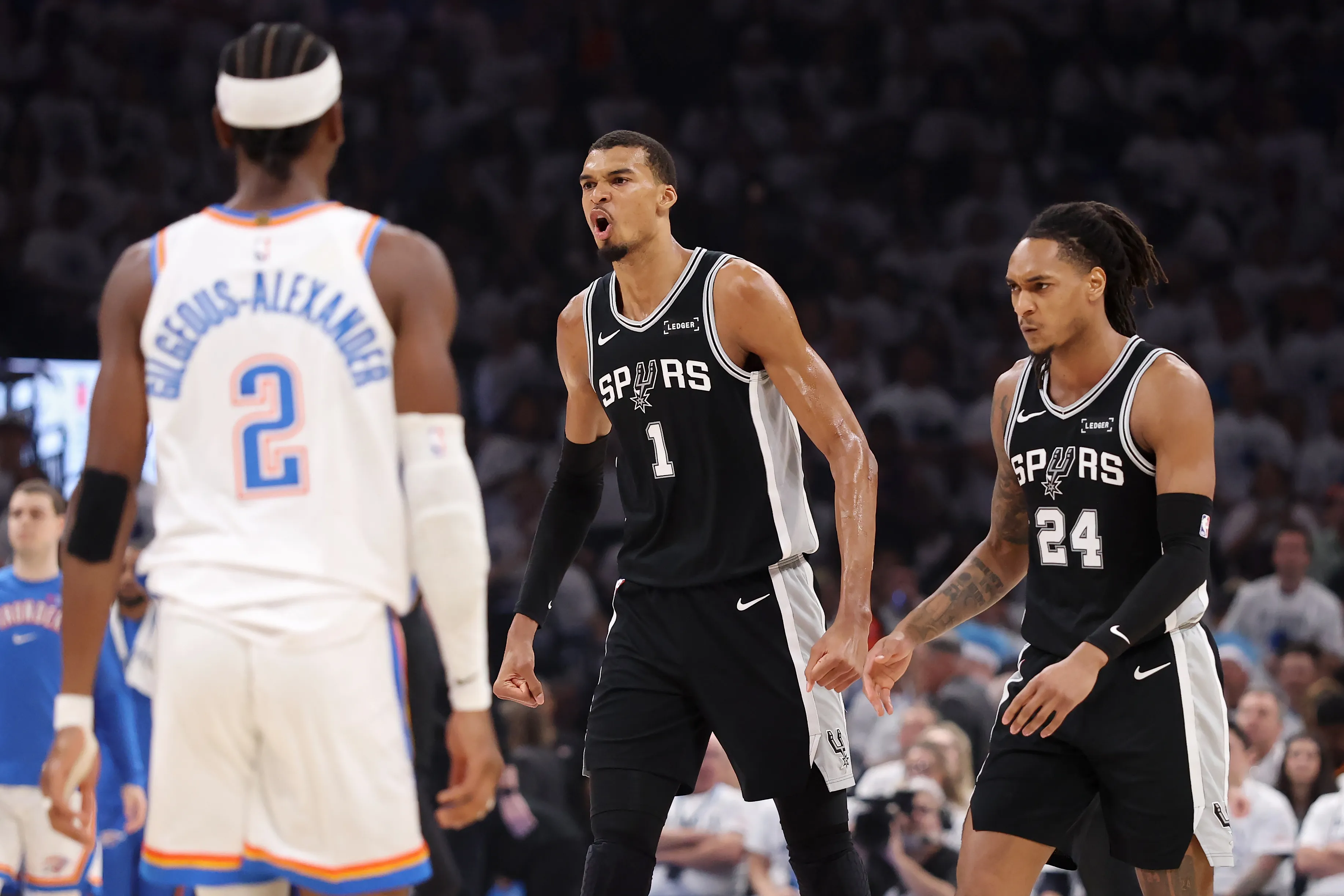 Victor Wembanyama celebra eufóricamente ante Oklahoma City Thunder (Getty Images)