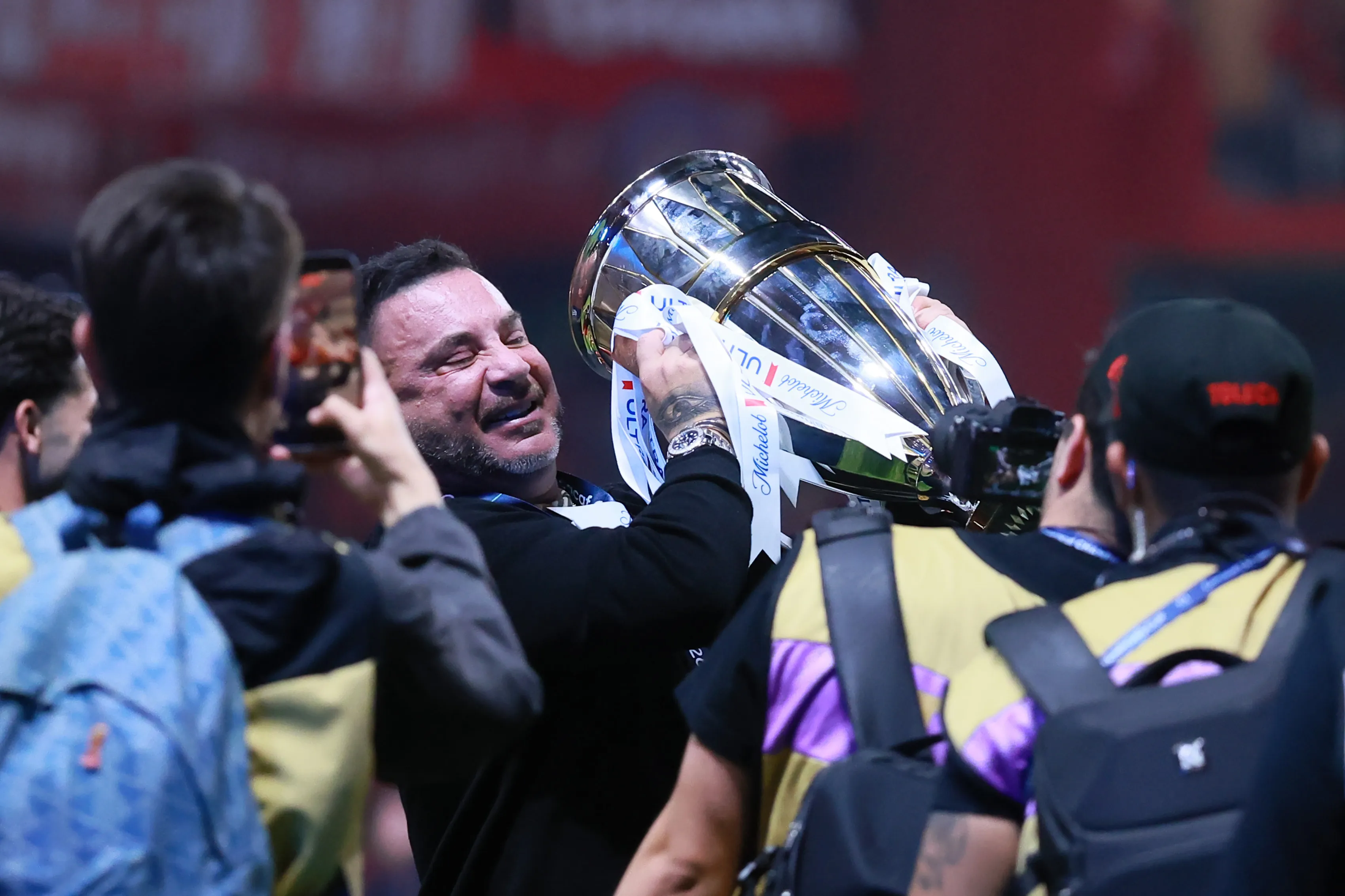 Antonio Mohamed con el título de la Concachampions 2026 (Getty Images)