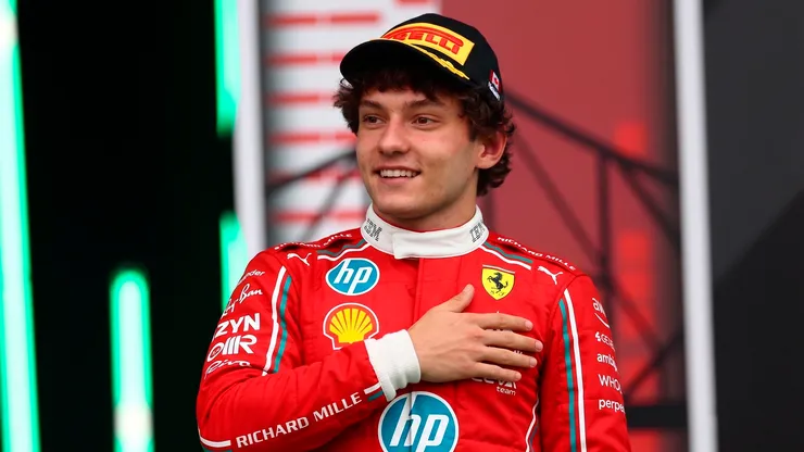 Kimi Antonelli con el mono de Ferrari