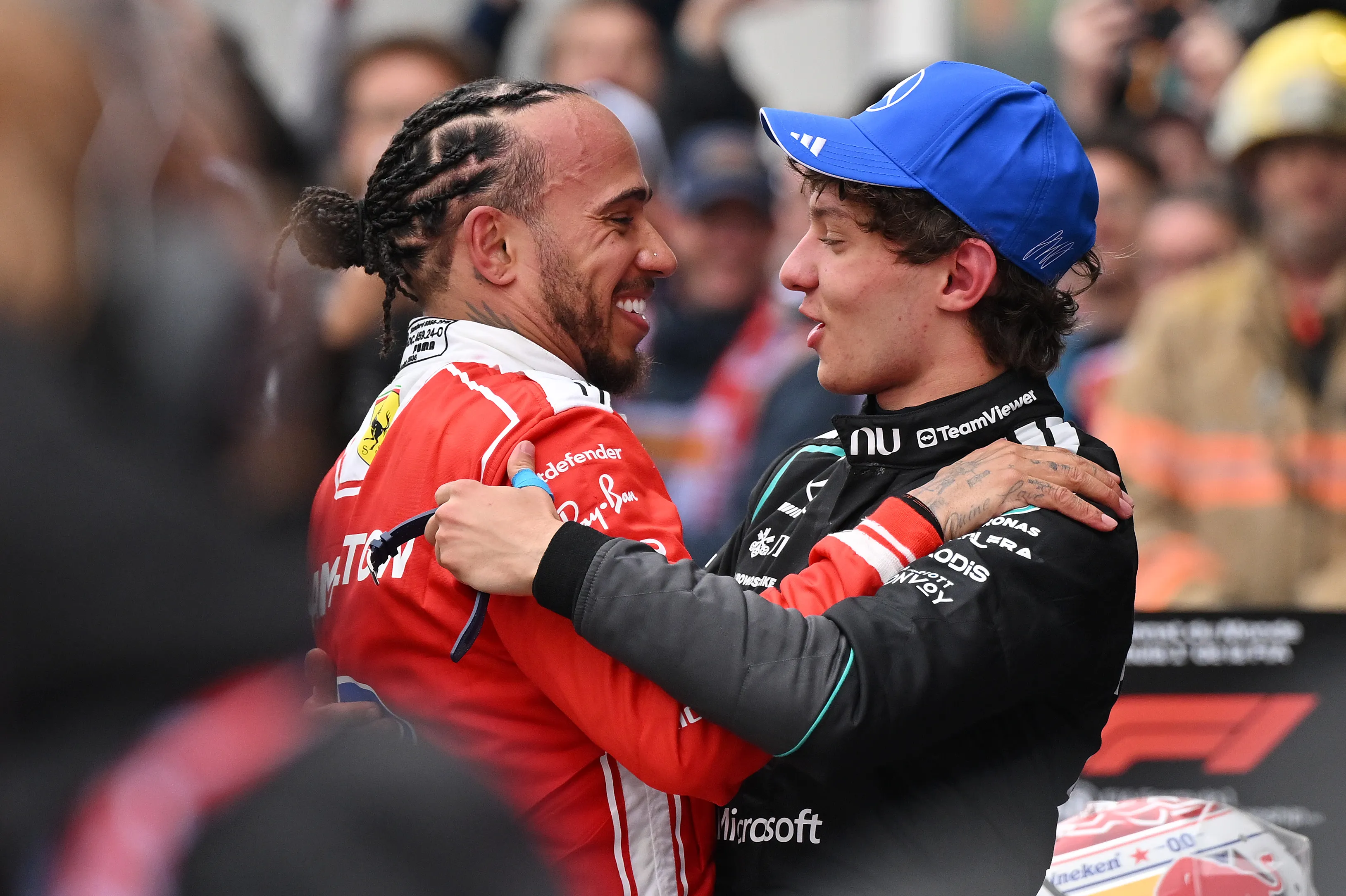 Andrea Kimi Antonelli se abraza con Lewis Hamilton en Canadá (Getty Images)