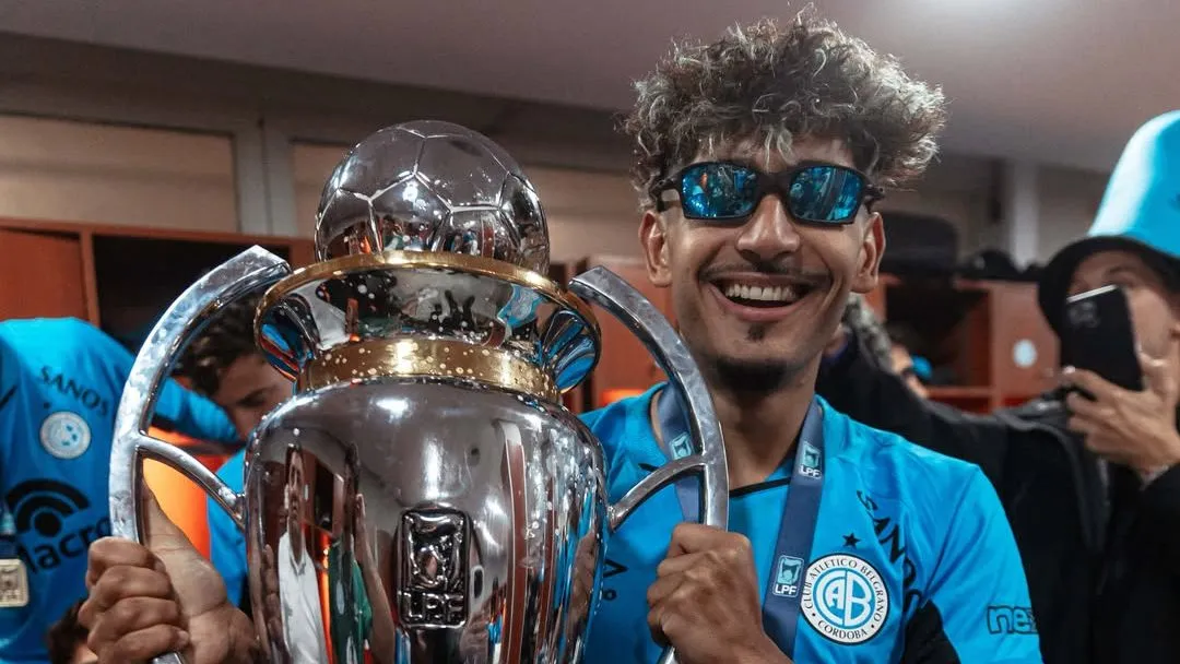 Adrián Sánchez con el trofeo de campeón de Liga Argentina.