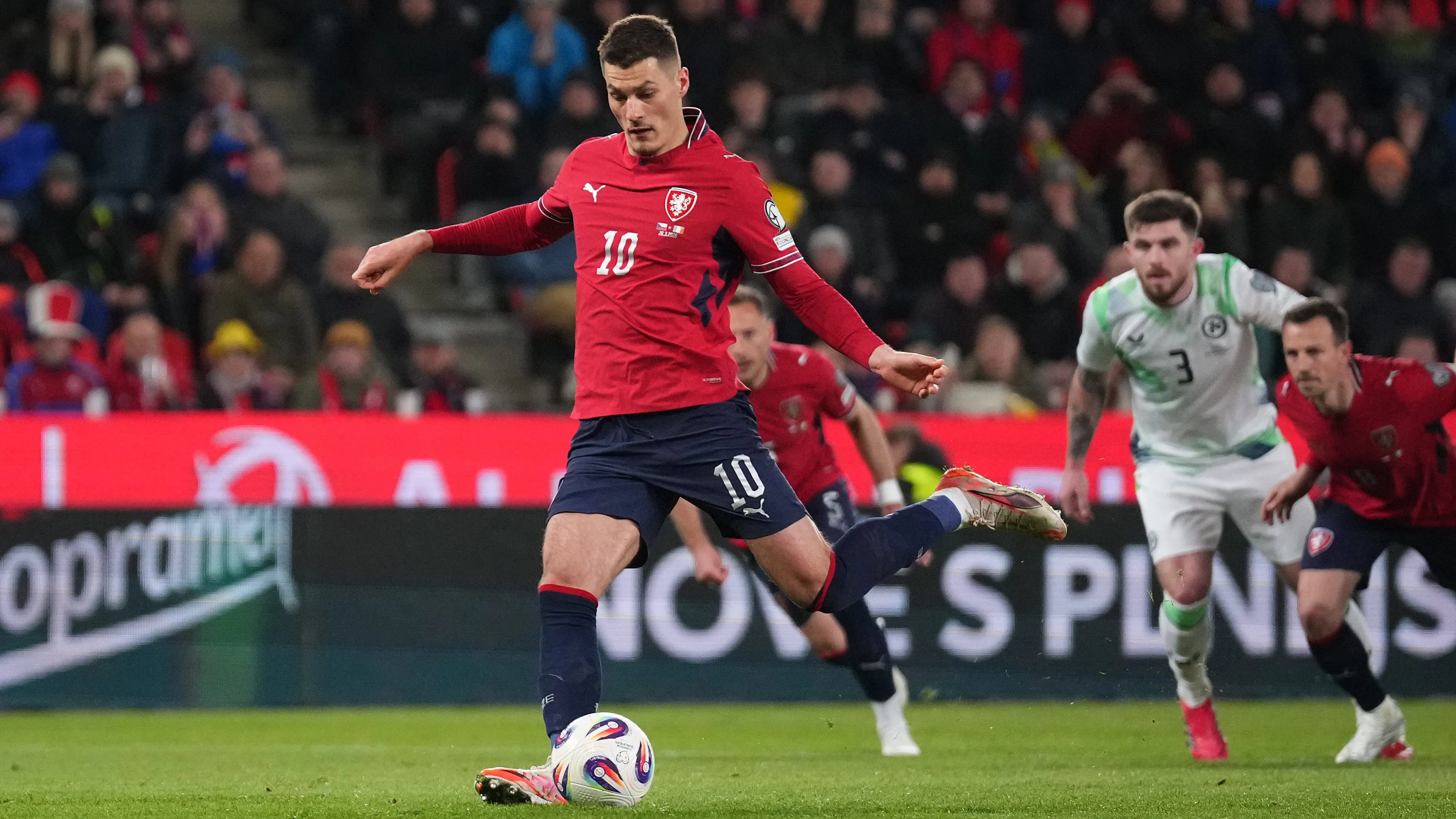 República Checa, embanderada detrás de Patrick Schick [Foto: Getty]