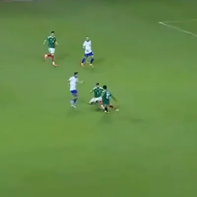 Blooper entre Jesús Gallardo y Johan Vásquez humilla a México ante Serbia B