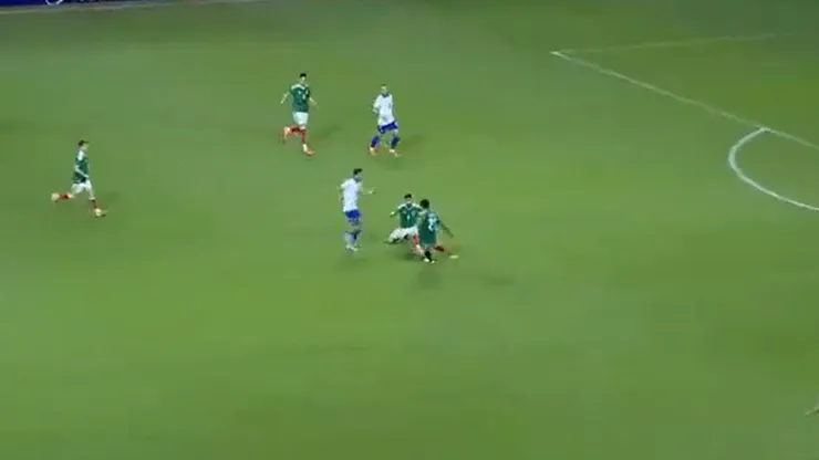 Jesús Gallardo y Johan Vásquez protagonizaron un blooper que terminó en gol de Serbia