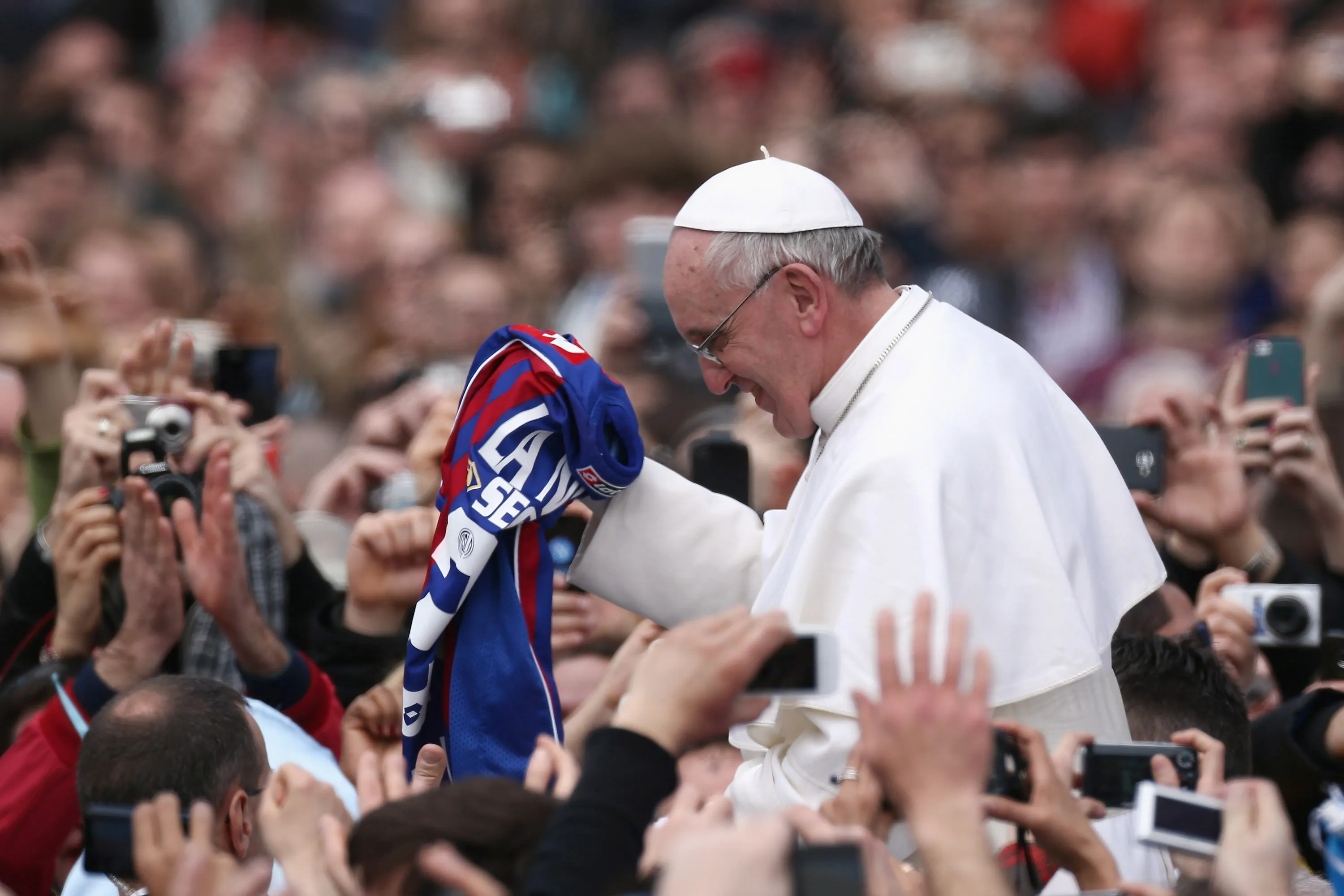 El Papa Fransico con una camiseta de San Lorenzo en el Vaticano (Getty Images)