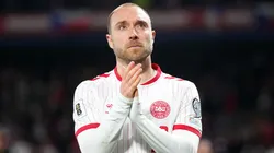 Christian Eriksen cayó desplomado en medio del partido.
