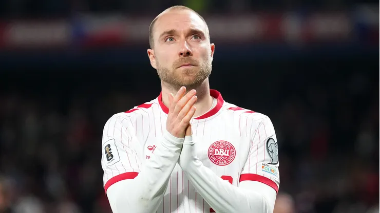 Christian Eriksen cayó desplomado en medio del partido.