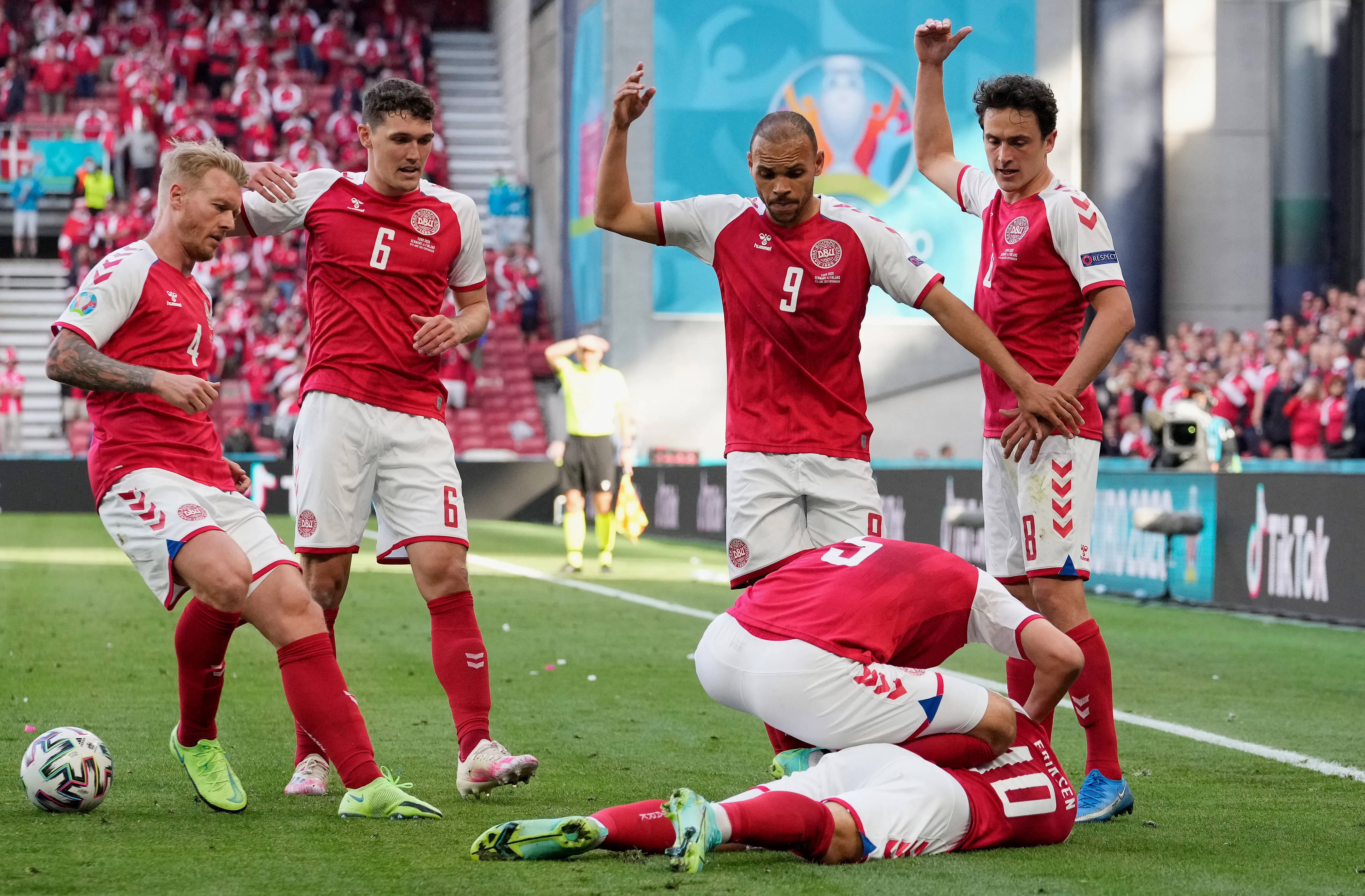 El momento del desmayo de Eriksen en la Eurocopa 2020 (Getty Images)