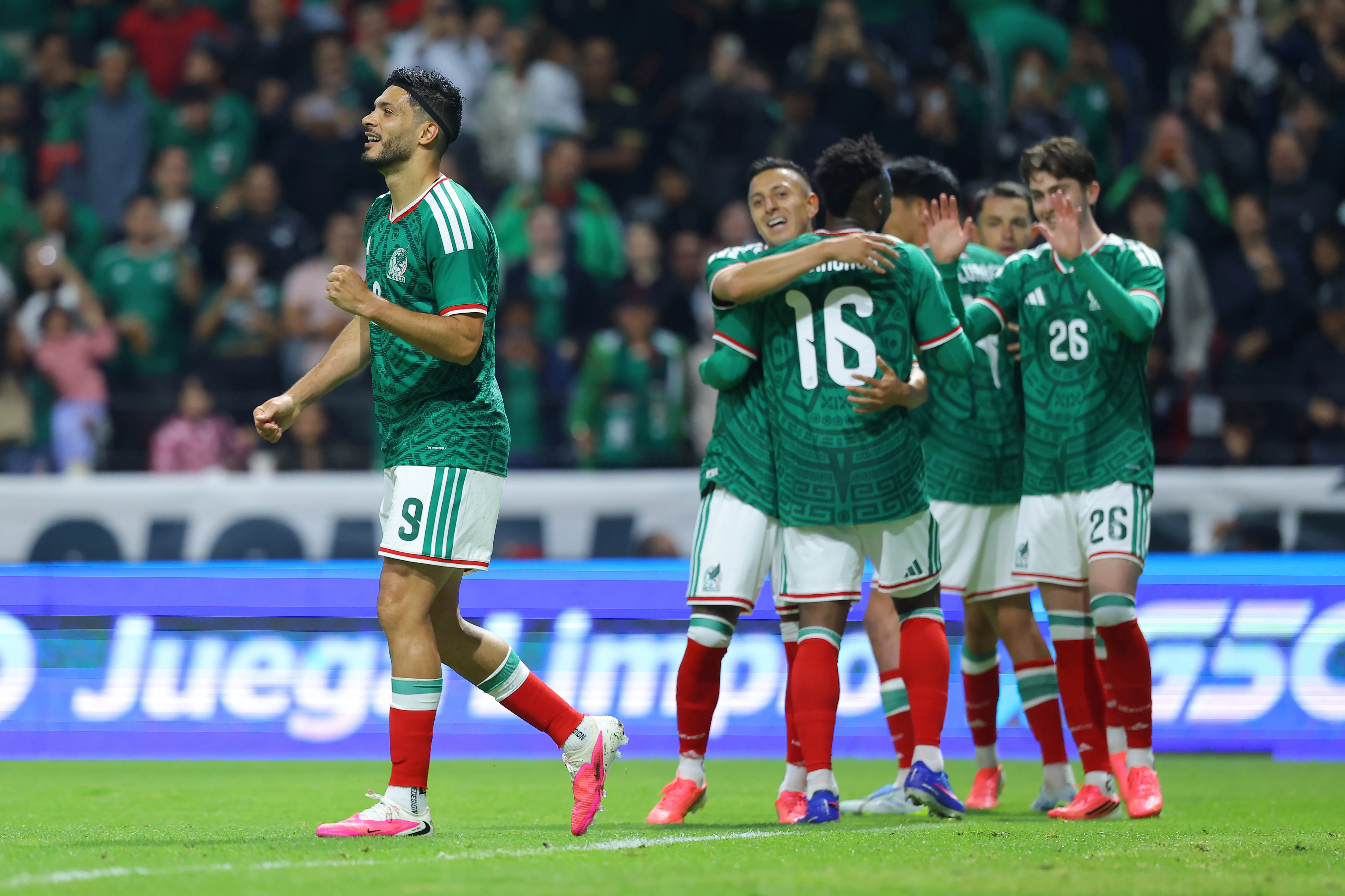 Jugadores de la Selección Mexicana celebran en el amistoso contra Serbia (Getty Images)