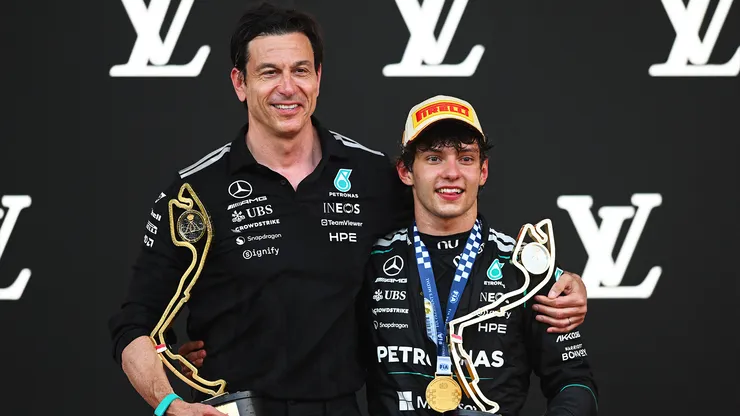 Toto Wolff y Kimi Antonelli en el podio del GP de Mónaco 2026
