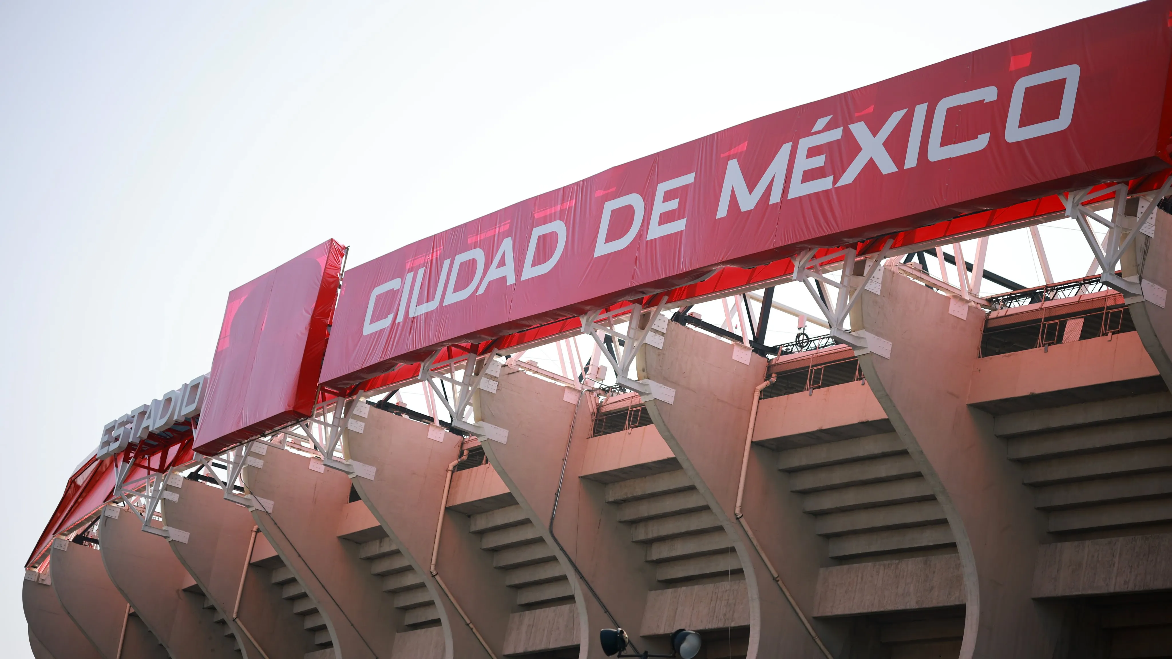 El nuevo cartel en el techo del Estadio Azteca [Foto: Getty]