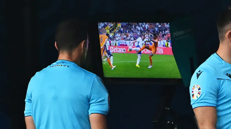 El VAR, siempre mirado de reojo por los fans.