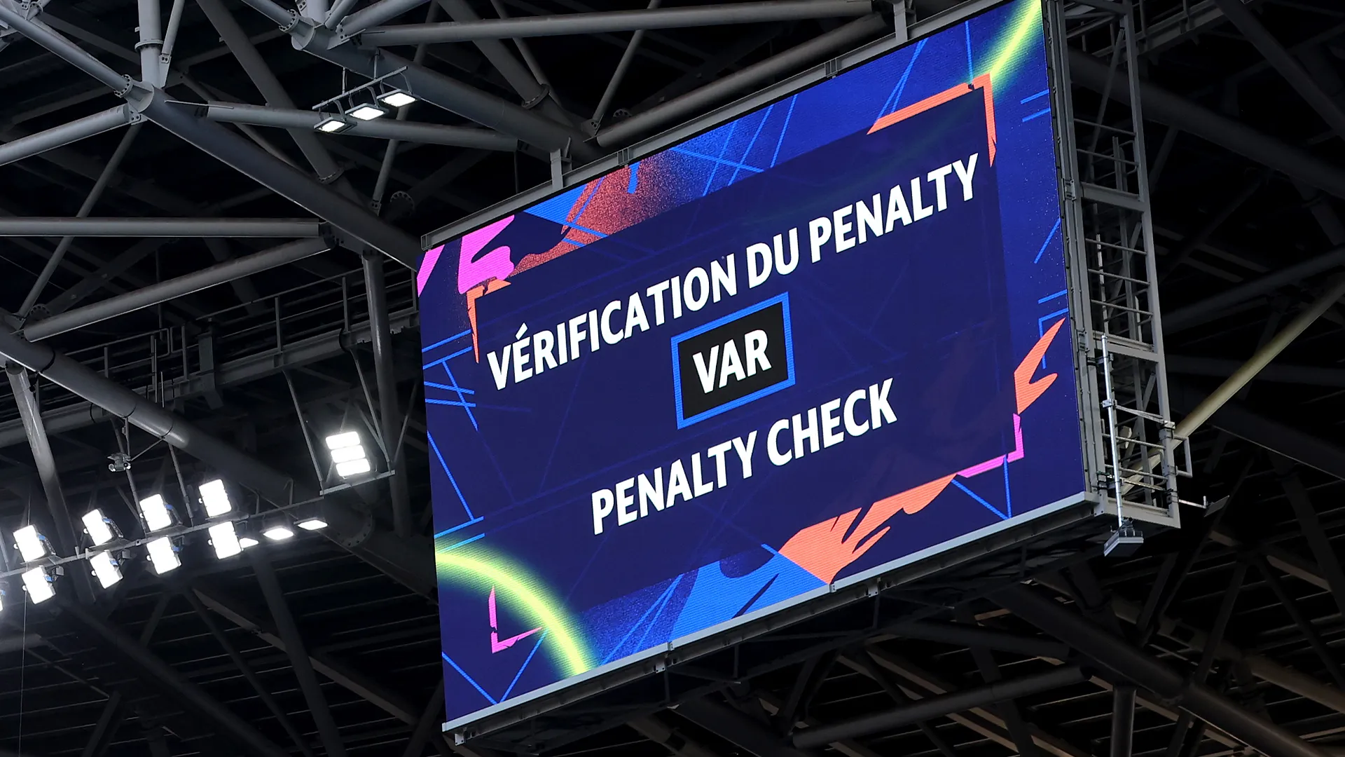 La pantalla del VAR en la final de la UEFA Champions League