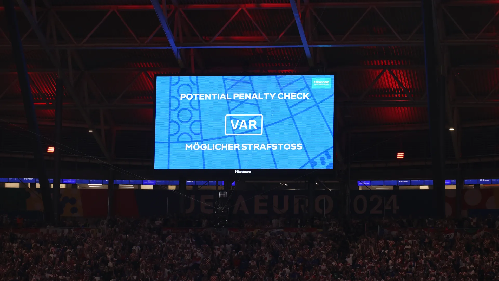 El VAR busca mayor transparencia en el futbol. (GETTY IMAGES)
