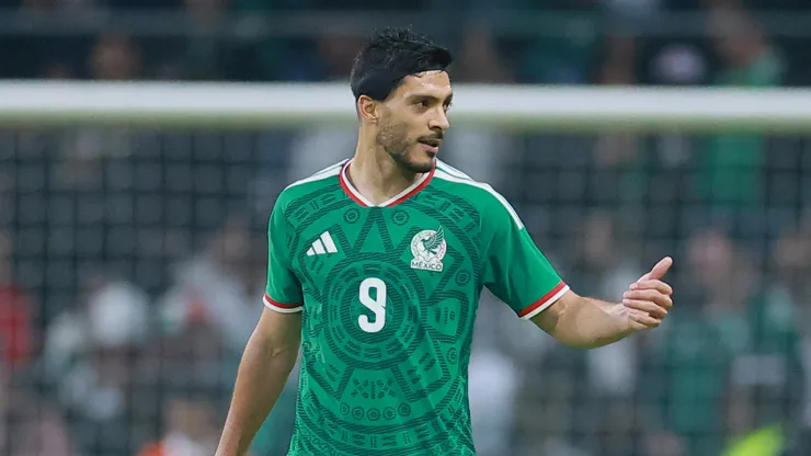 Raúl Jiménez juega con una protección en su cabeza para afrontar los partidos que disputa