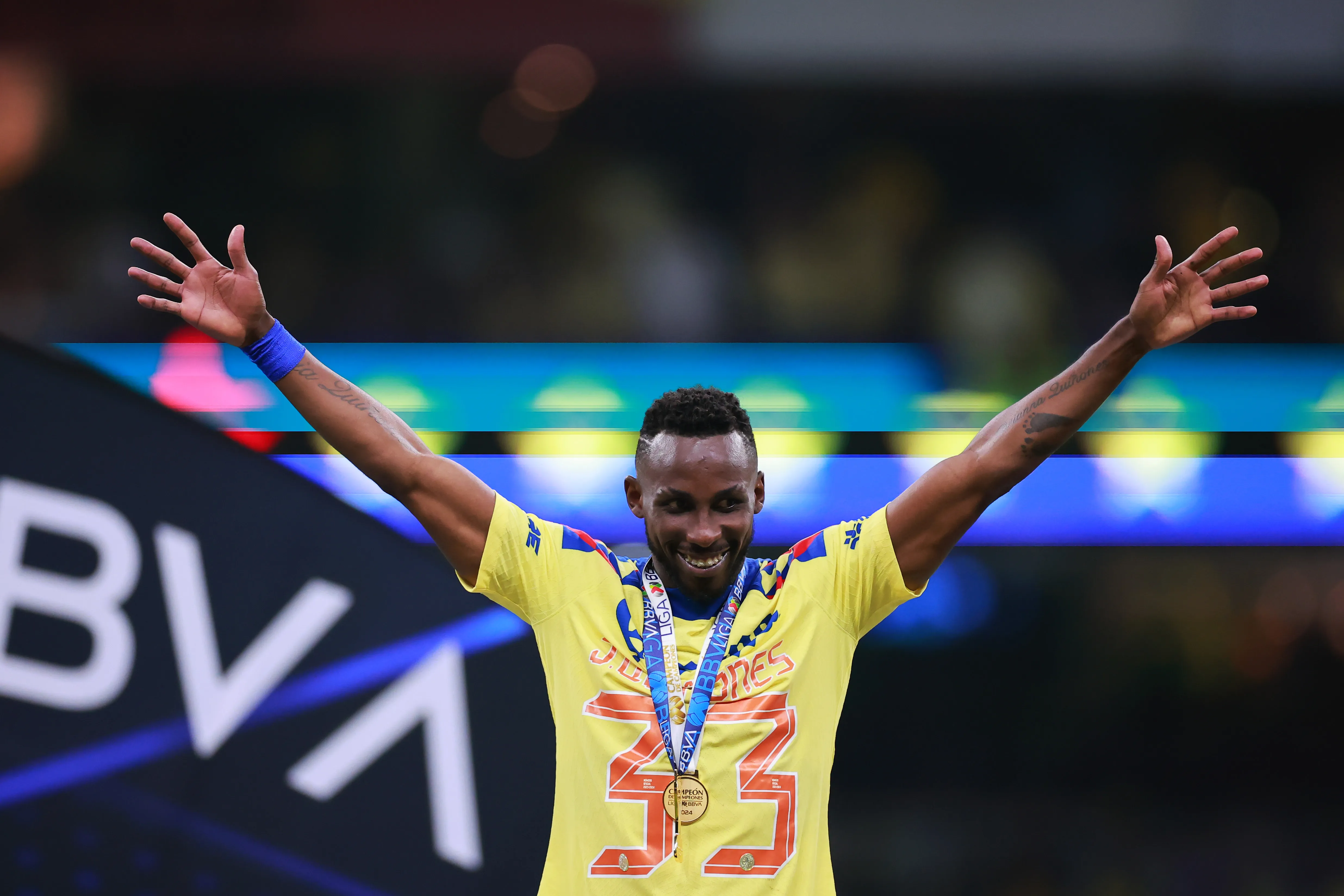 Julián Quiñones celebra el campeonato con América (Getty Images)