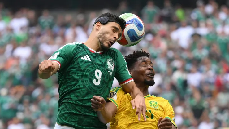 Raúl Jiménez anota el segundo de México.