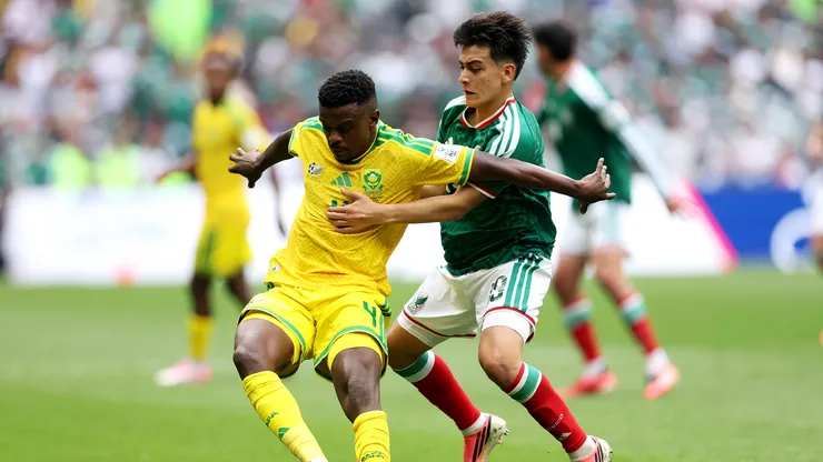 Gilberto Mora lucha por un balón en México vs. Sudáfrica