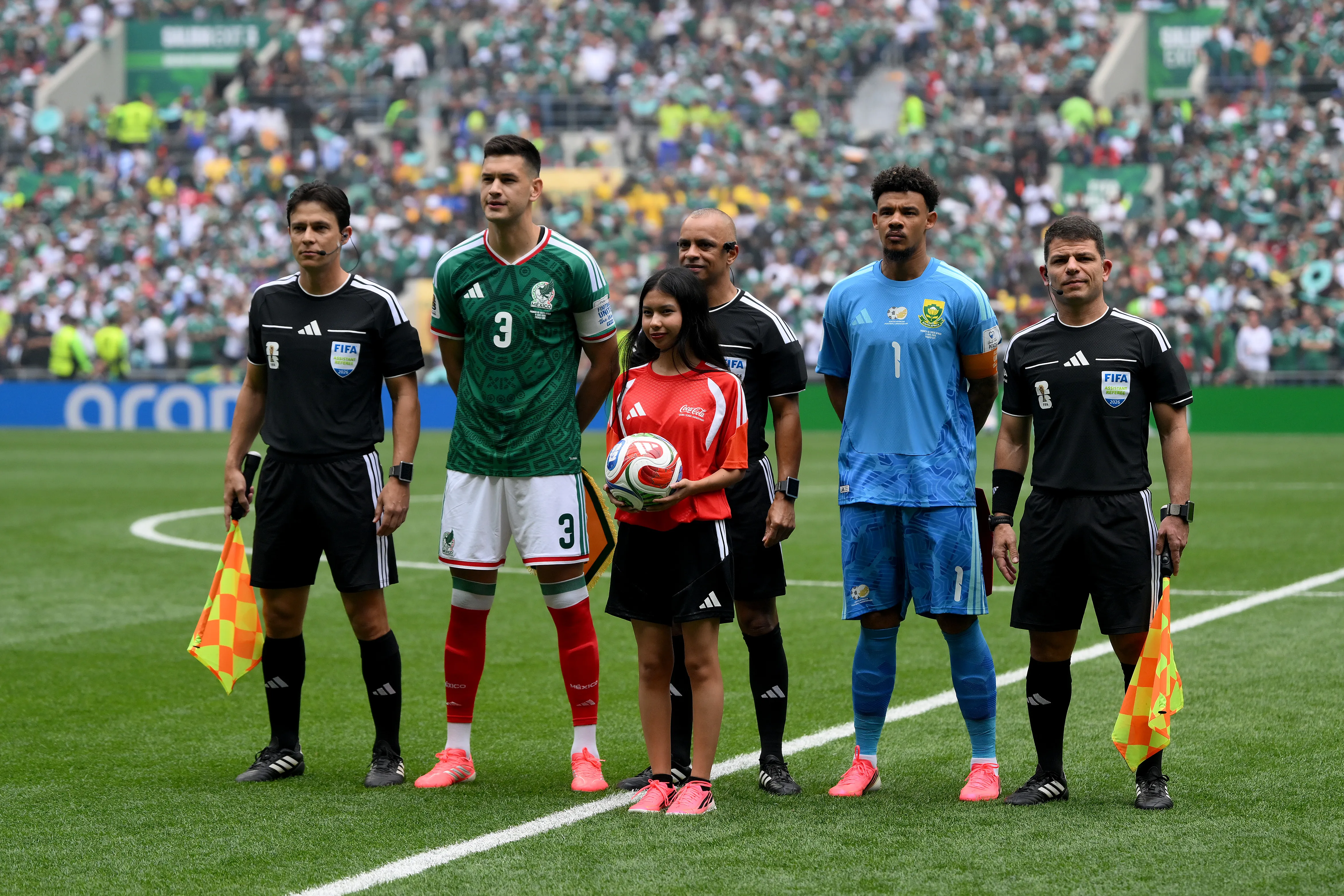 César Montes, de capitán en el debut a la roja del final [Foto: Getty]