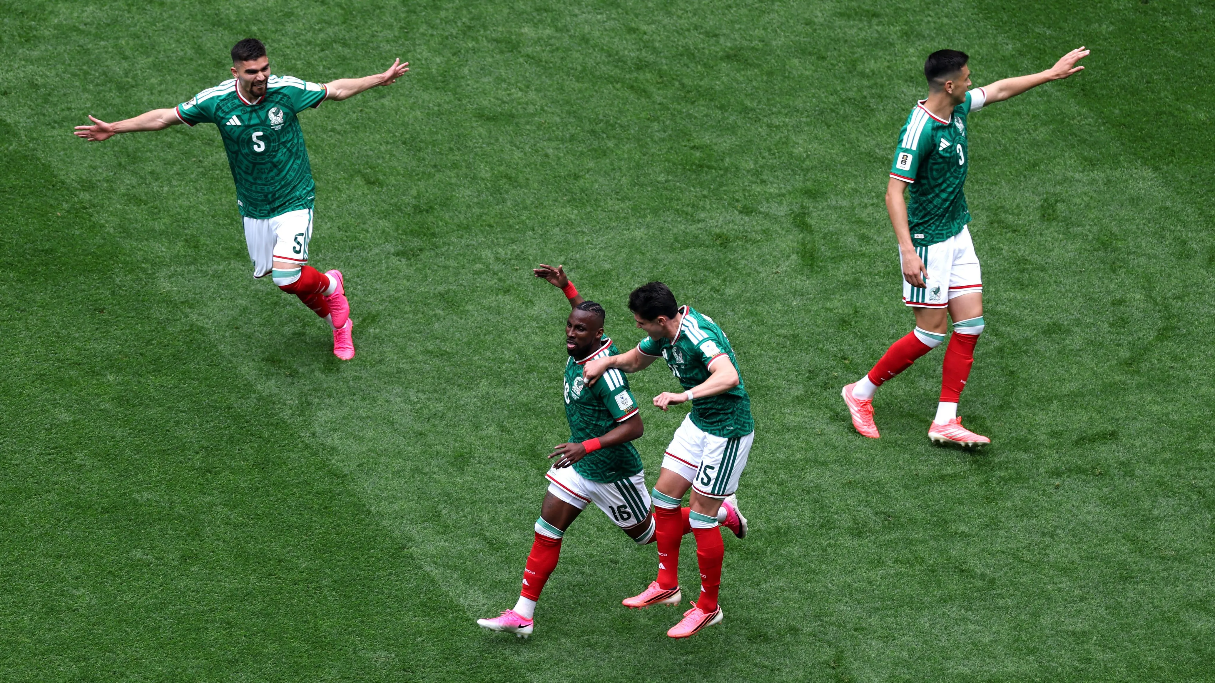 México ganó en su debut en el Azteca [Foto: Getty]