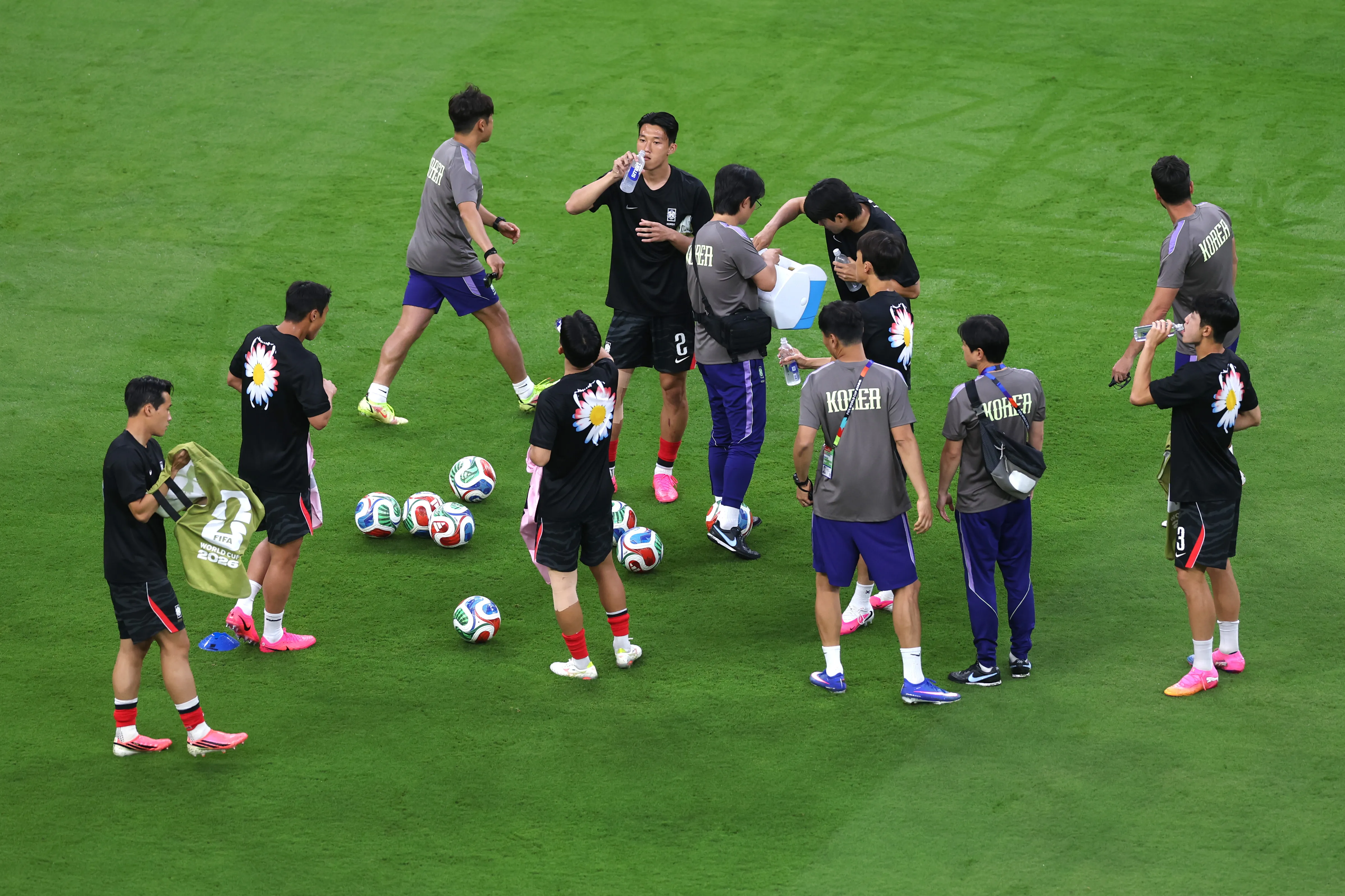 Corea del Sur vs Chequia: Calentamiento en el Estadio Guadalajara