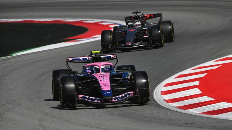 Nico Hülkenberg persigue a Franco Colapinto en la FP2 de Barcelona