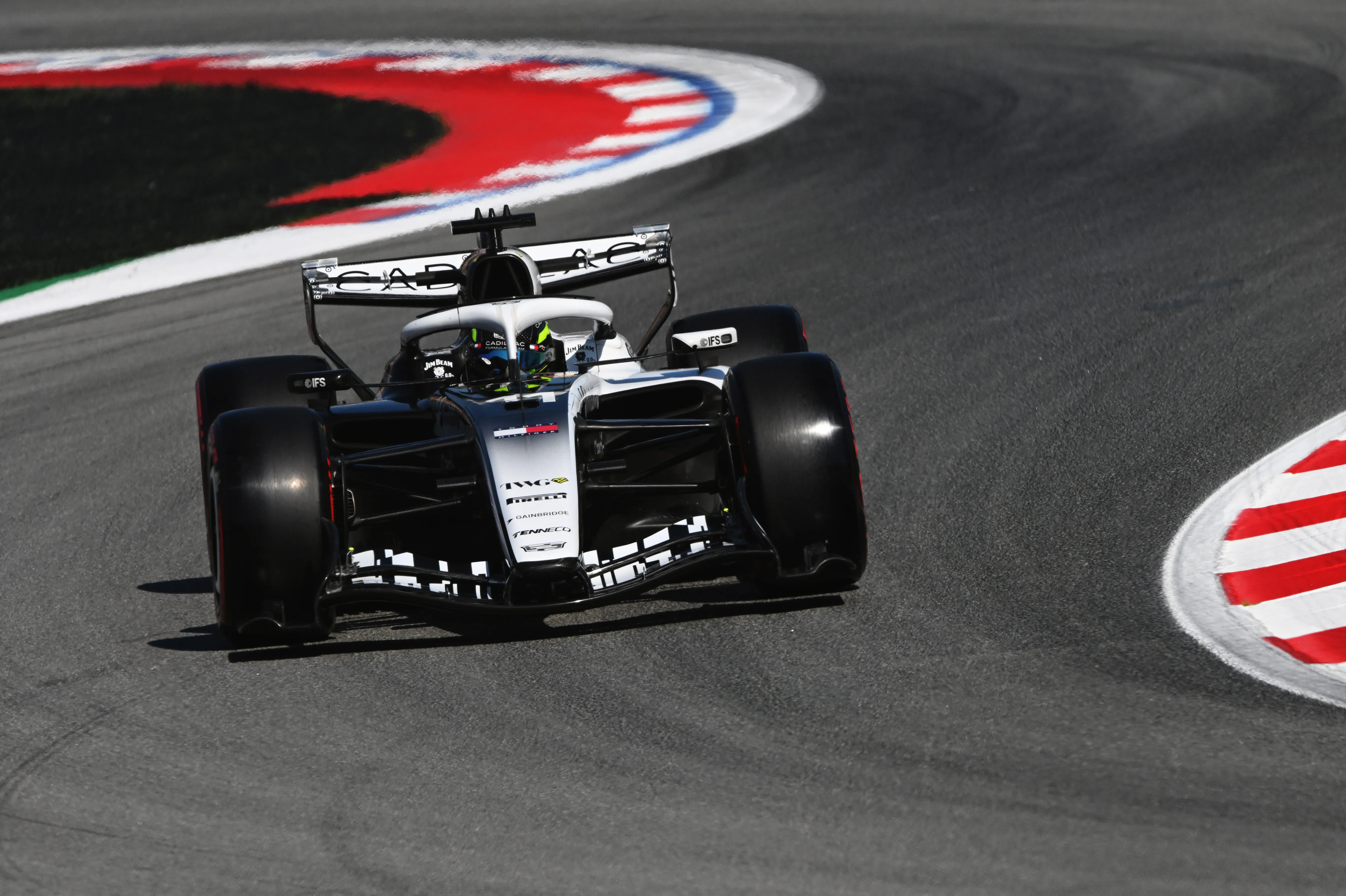 Checo Pérez giró en la FP2 de Barcelona tras cederle su asiento a Colton Herta en la FP1 (Getty Images)