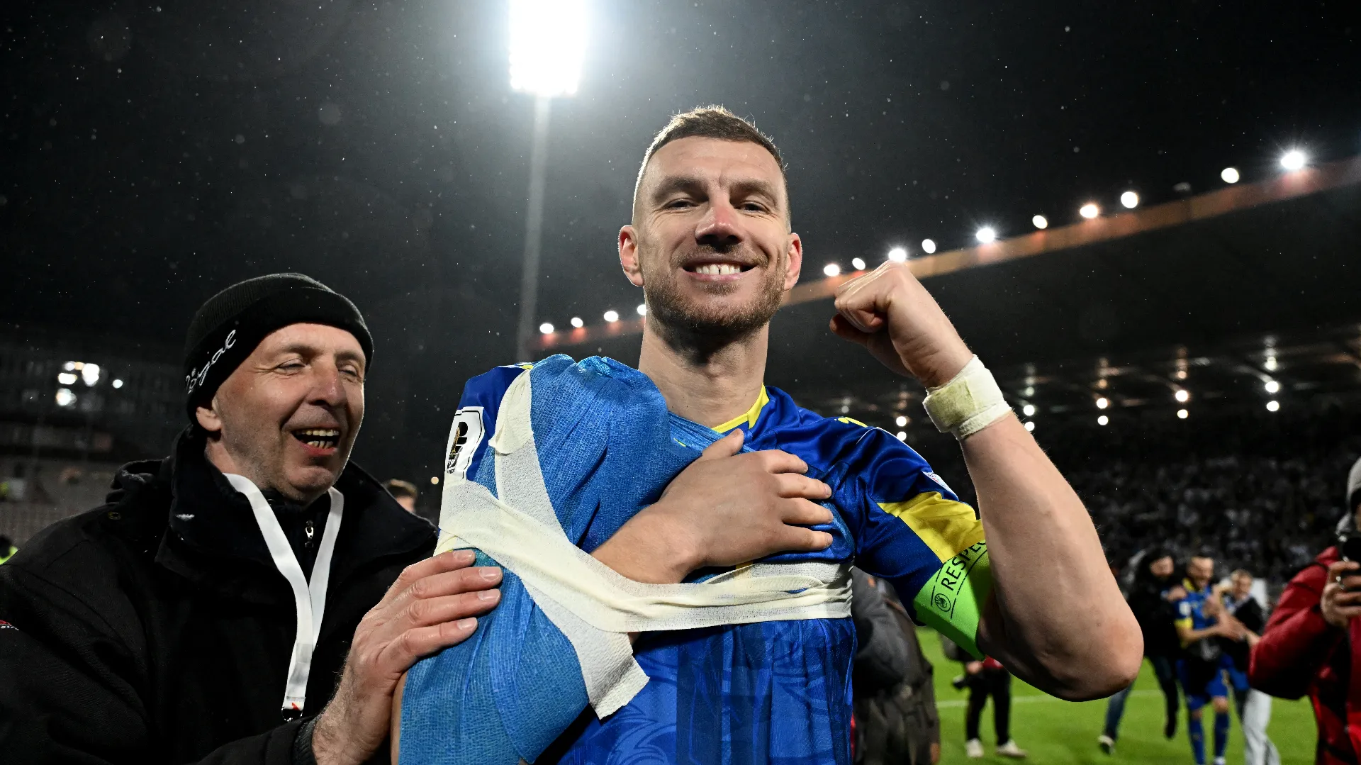 Edin Dzeko se lesionó uno de los hombros en el repechaje contra Italia. (GETTY IMAGES)